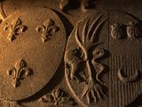 un gros plan sur la sculpture d'un bouclier sur un mur