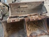un bulldozer qui se trouve au milieu d'un tas de bois