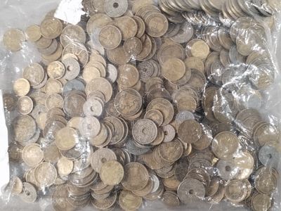 beaucoup de pièces dans un sac sur la table