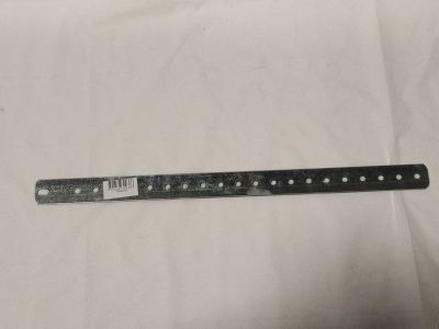 une vieille règle est posée sur une feuille de papier, sur une table