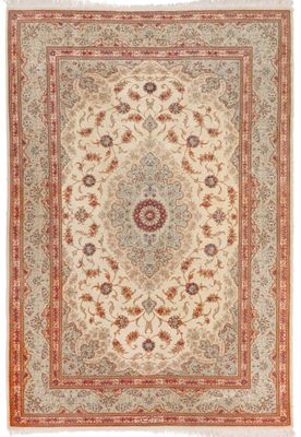 un tapis beige et rouge orné d'un motif en médaillon