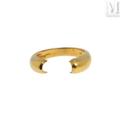 gros plan d'une bague en or sur fond blanc