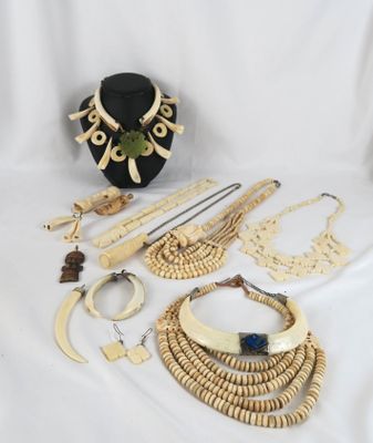 un assortiment de bijoux comprenant un collier, un bracelet et d'autres articles