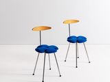 deux chaises bleues avec des pieds en métal et une assise en bois