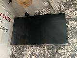 une télévision à écran plat fixée au mur au-dessus d'une table