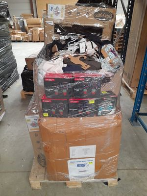 une pile de cartons posée sur une palette dans un entrepôt