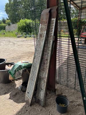 deux seaux posés par terre près d'une clôture