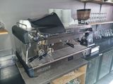 une machine à café posée sur un comptoir