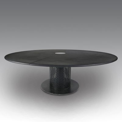 une table noire avec un plateau circulaire et un piètement en métal