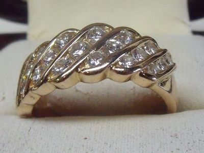 une photo d'une bague en diamant exposée dans un écrin