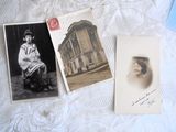 trois vieilles photos d'une femme assise sur une chaise