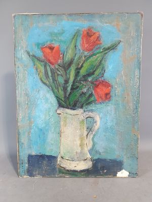 un tableau représentant un vase contenant des fleurs rouges