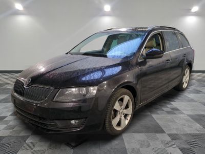 la photo d'une voiture noire garée dans un garage