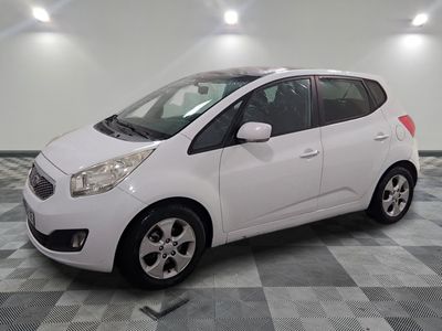 la photo d'une voiture blanche garée dans un garage