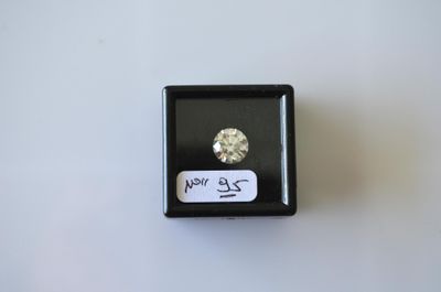 un gros plan sur un diamant dans une boîte posée sur une table