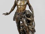 une image représentant une statue en bronze d'un homme tenant un enfant dans ses bras