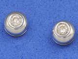 une paire de boucles d'oreilles en diamant sur un fond bleu