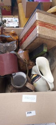 une boîte en carton remplie d'objets hétéroclites dans une pièce