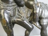 une statue représentant un homme à cheval