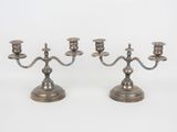paire de bougeoirs anciens en métal argenté, sur socle