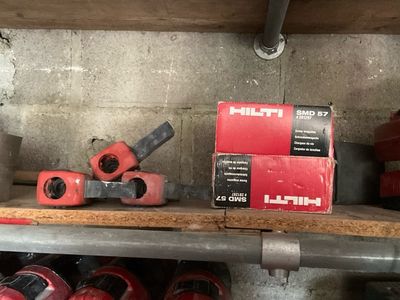 de nombreux outils posés sur une étagère dans un garage