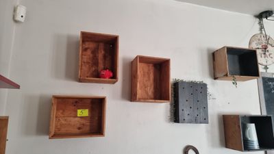 plusieurs caisses en bois fixées au mur d'une cuisine