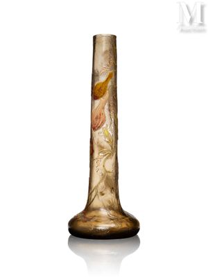 un vase en verre orné d'un oiseau, posé sur une table