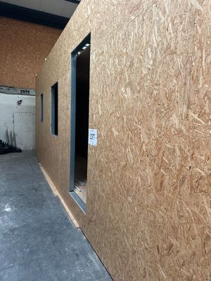 une pièce avec une porte et une fenêtre en contreplaqué, en contreplaqué