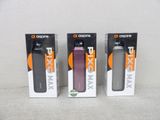 trois boîtes de différentes couleurs contenant des appareils électroniques, posées sur une table