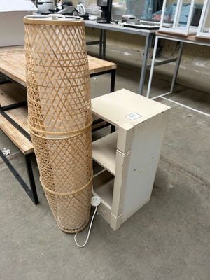 un panier en osier posé sur une table à côté d'un ordinateur