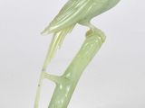 Oiseau en jade sculpté chinois posé sur une branche d'arbre