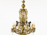 un lustre en laiton et en cristal à cinq lumières suspendu au plafond