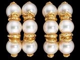 deux paires de boucles d'oreilles en perles et en or sur fond noir