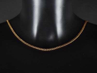 un collier à chaîne en or sur un mannequin mannequin mannequin mannequin mannequin mannequin mannequin mannequin mannequin mannequin