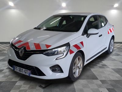 une photo d'une voiture blanche ornée de bandes rouges et blanches