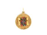 Gros plan sur un pendentif en or orné d'une croix