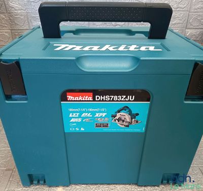 une boîte à outils bleue posée sur un sol carrelé