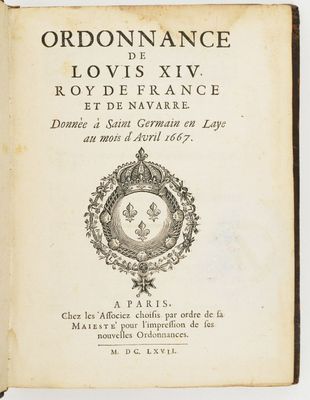 un vieux livre sur lequel figure l'image d'une couronne