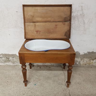 une chaise en bois sur laquelle est posé un bol blanc