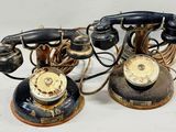 deux vieux téléphones posés sur une table