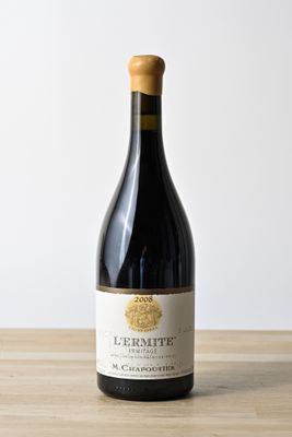 une bouteille de vin posée sur une table en bois