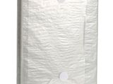 le sac en papier blanc est emballé dans du plastique et comporte un bouton blanc