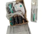 une boîte contenant une brosse à dents et d'autres objets