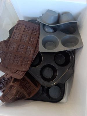 un récipient contenant des muffins et des chocolats
