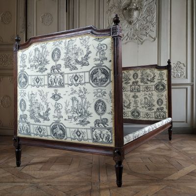 Lit en noyer mouluré et sculpté, époque Louis XVI, circa 178… - Photo 1