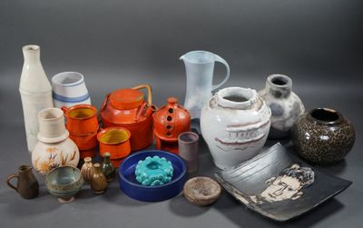 Lot de VASES en grès et porcelaine modernes. H. max 30 cm (quelques ac - Photo 1