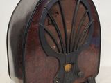 une vieille radio posée sur une table