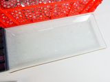 un panier rouge rempli de verres à vin et d'une paire de ciseaux