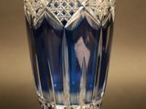 un vase en verre avec un motif bleu et blanc
