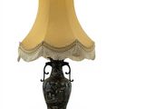une lampe posée sur une table